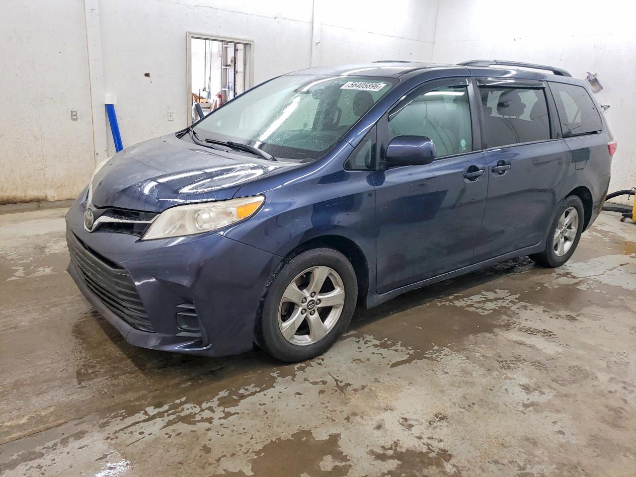2018 Toyota Sienna LE, VIN 5TDKZ3DC6JS960068 — Rear end