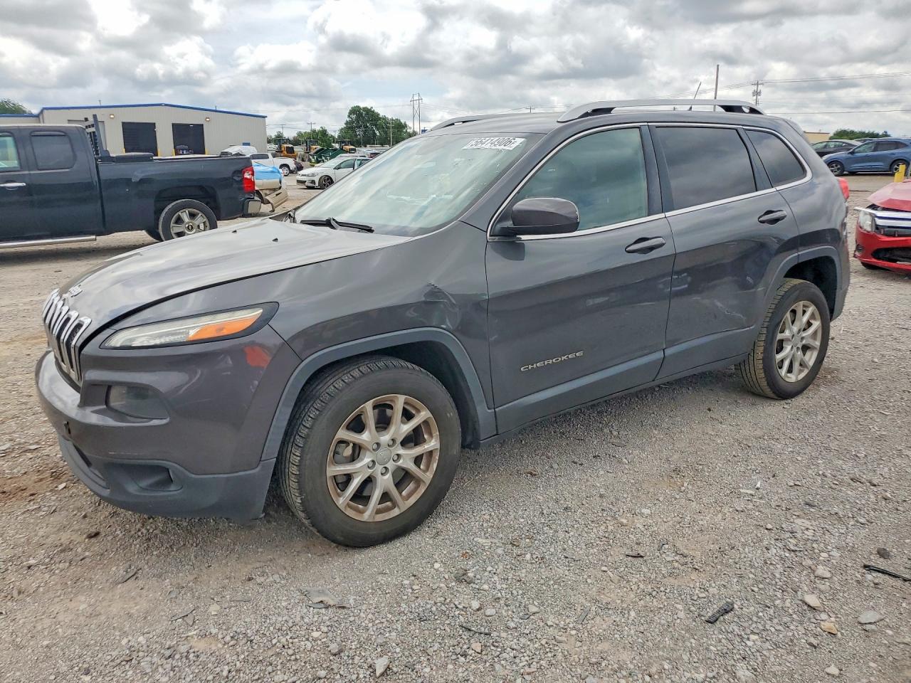 2015 Jeep Cherokee Latitude, VIN 1C4PJLCS3FW766076 — Перед