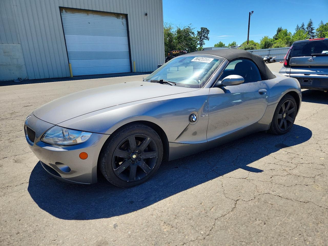 2005 BMW Z4 3.0i, VIN 4USBT53545LT28672 — Side