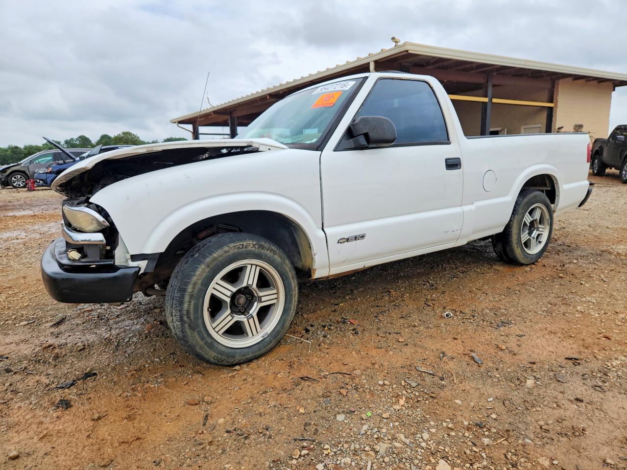 1998 Chevrolet S-10 LS, VIN 1GCCS1446W8252954 — Front end
