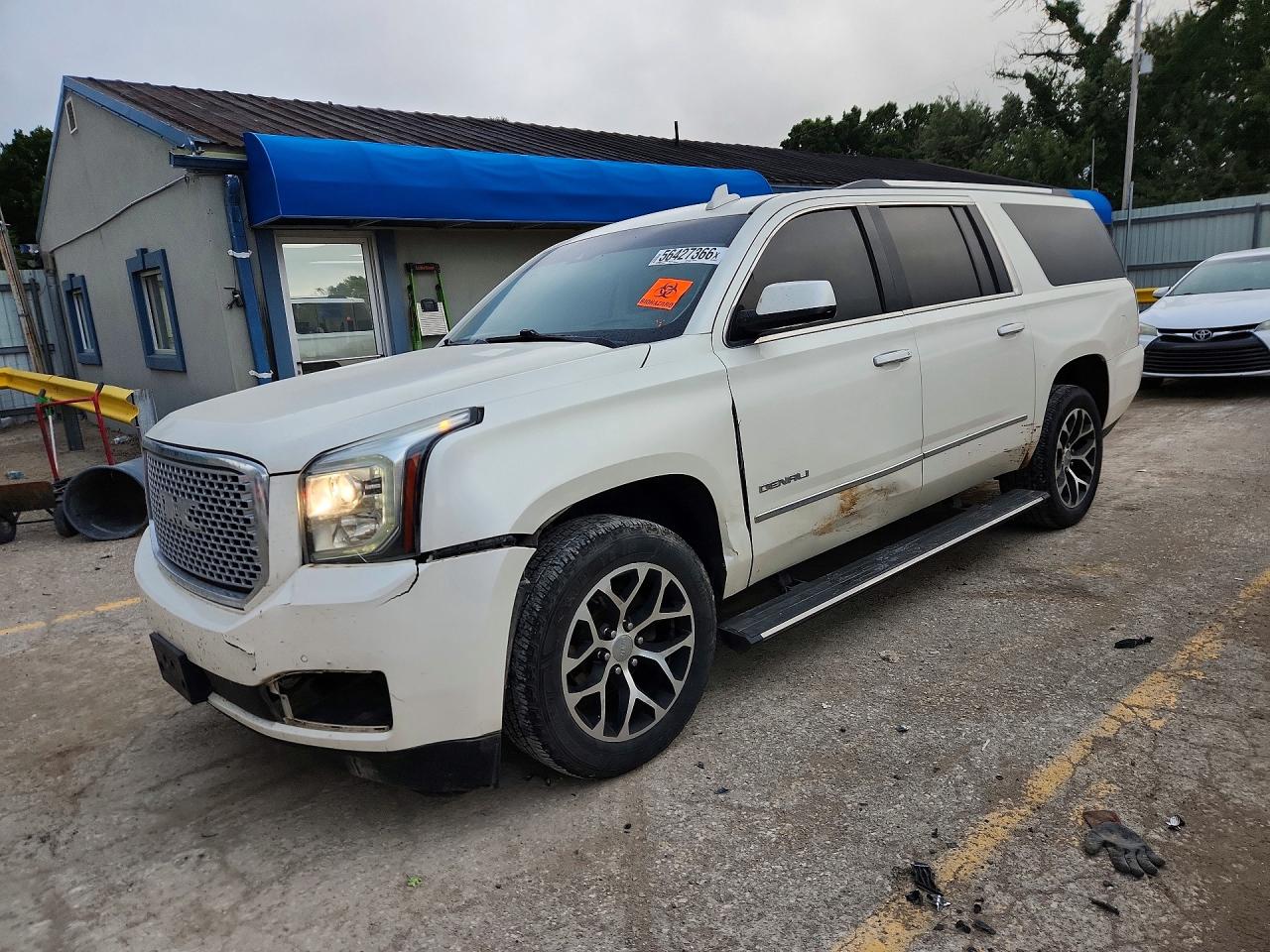 2015 GMC Yukon XL Denali, VIN 1GKS2JKJ3FR552468 — Front end