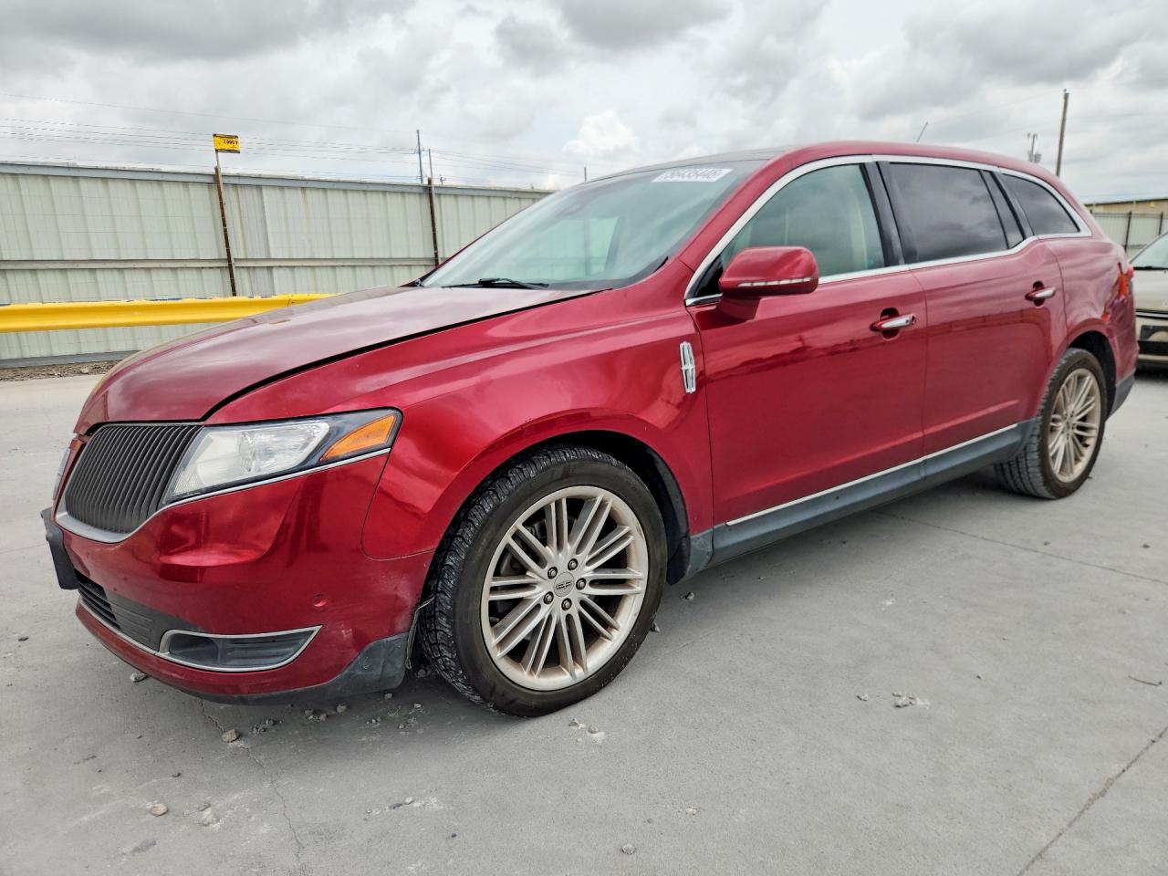 2015 Lincoln MKT EcoBoost, VIN 2LMHJ5AT2FBL04573 — Front end