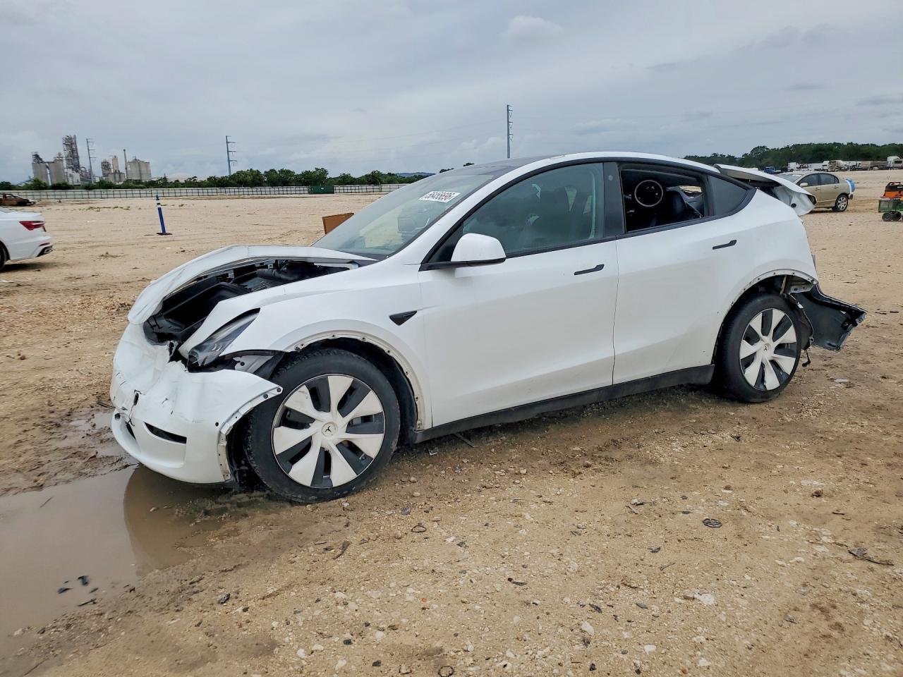 2021 Tesla Model Y Standard Range, VIN 5YJYGDED8MF110626 — Rear end