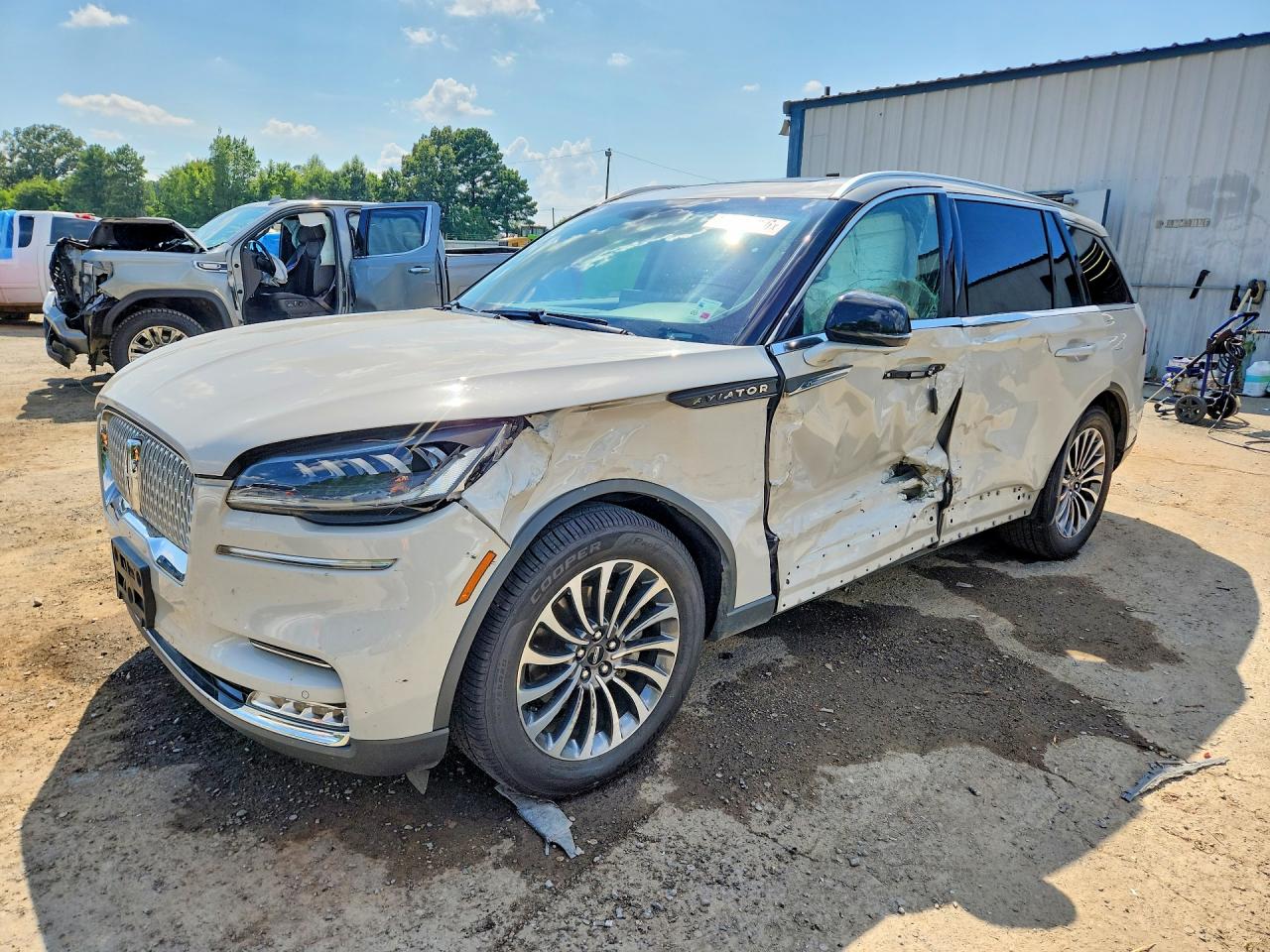 2021 Lincoln Aviator Reserve, VIN 5LM5J7WC3MGL12364 — Side