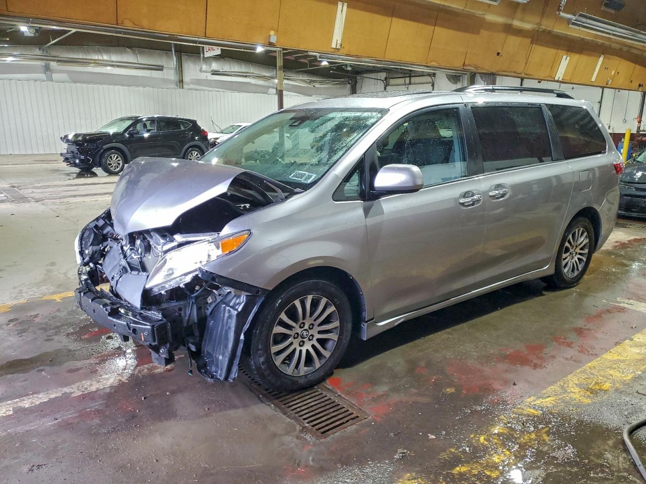 2018 Toyota Sienna XLE, VIN 5TDYZ3DC5JS930232 — Front end