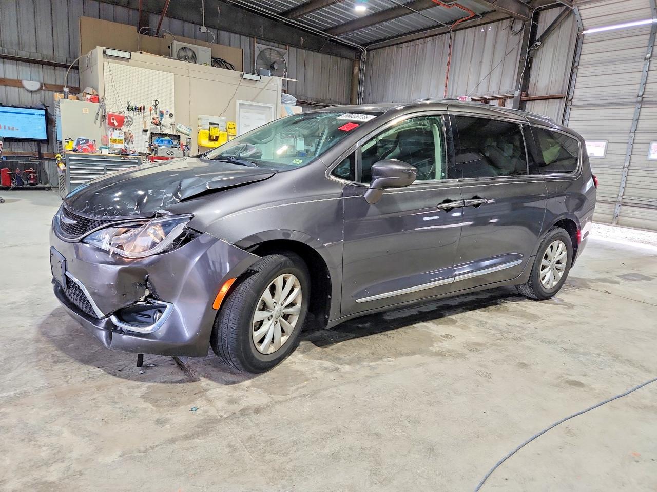2019 Chrysler Pacifica Touring L, VIN 2C4RC1BG9KR550322 — Front end