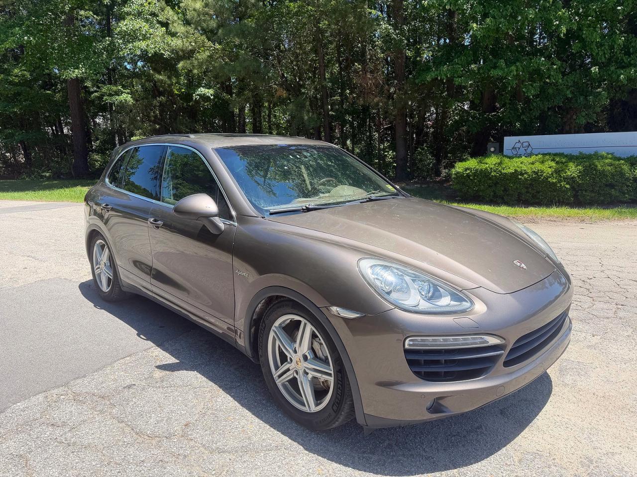 2012 Porsche Cayenne S Hybrid, VIN WP1AE2A27CLA91108 — Minor dents and scratches