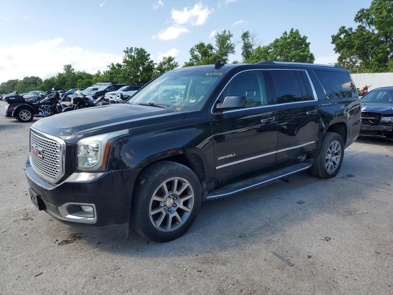 2017 GMC Yukon XL Denali, VIN 1GKS2HKJXHR324155 — Side