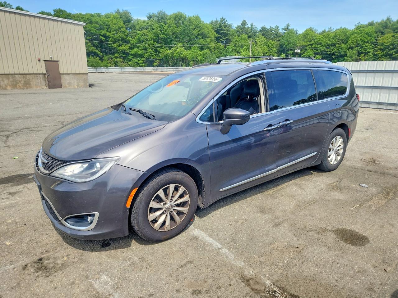 2019 Chrysler Pacifica Touring L, VIN 2C4RC1BG9KR738502 — Перед