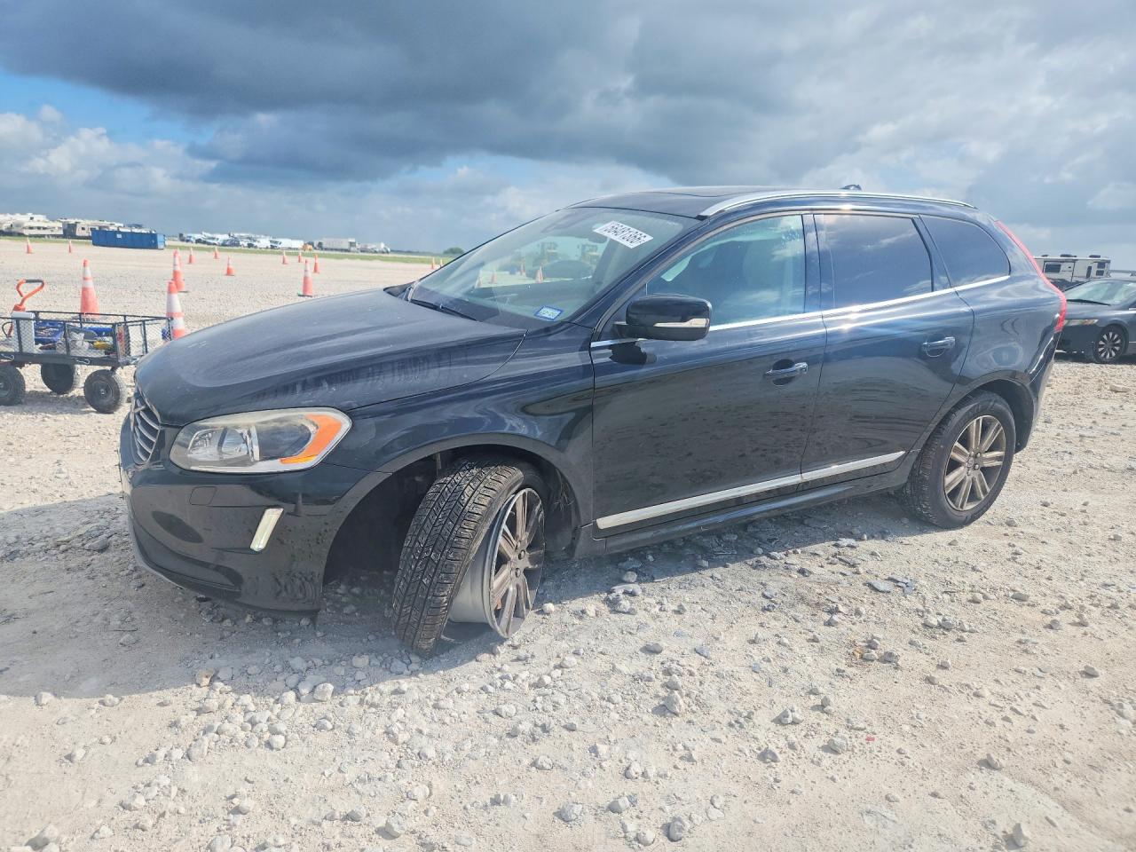 2017 Volvo XC60 Inscription, VIN YV440MDUXH2166710 — Undercarriage