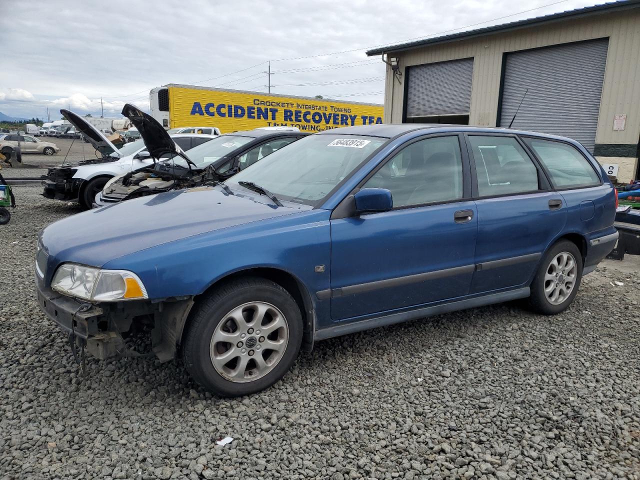 2000 Volvo V40, VIN YV1VW2554YF510391 — Перед