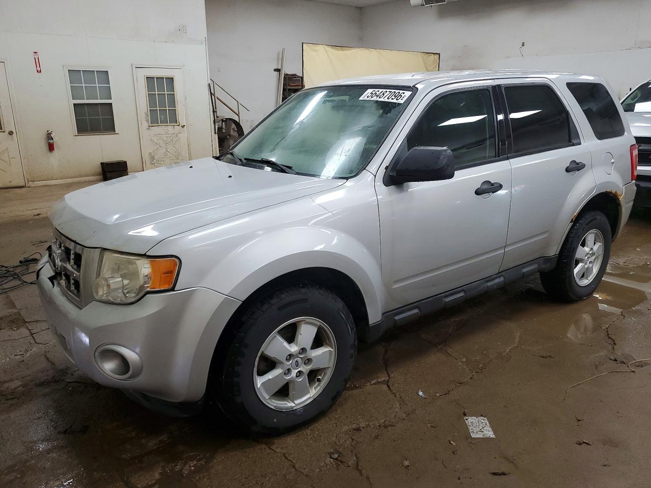 2009 Ford Escape XLS, VIN 1FMCU02779KA82950 — Front end