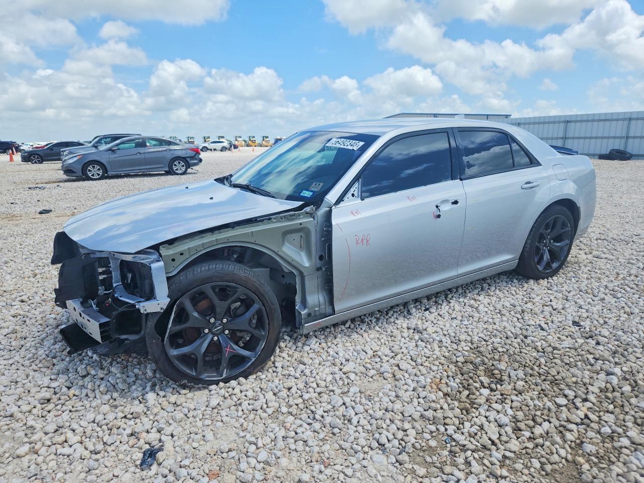 2020 Chrysler 300 Touring, VIN 2C3CCAAG1LH239406 — Перед
