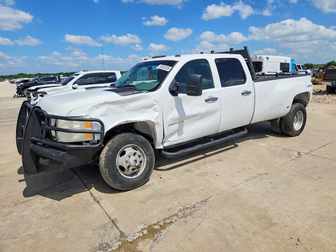 2011 Chevrolet Silverado 3500HD DRW Work Truck, VIN 1GC4KZC8XBF198717 — Бок