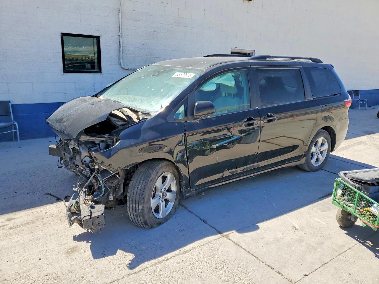 2018 Toyota Sienna LE, VIN 5TDKZ3DC2JS917797 — Front end