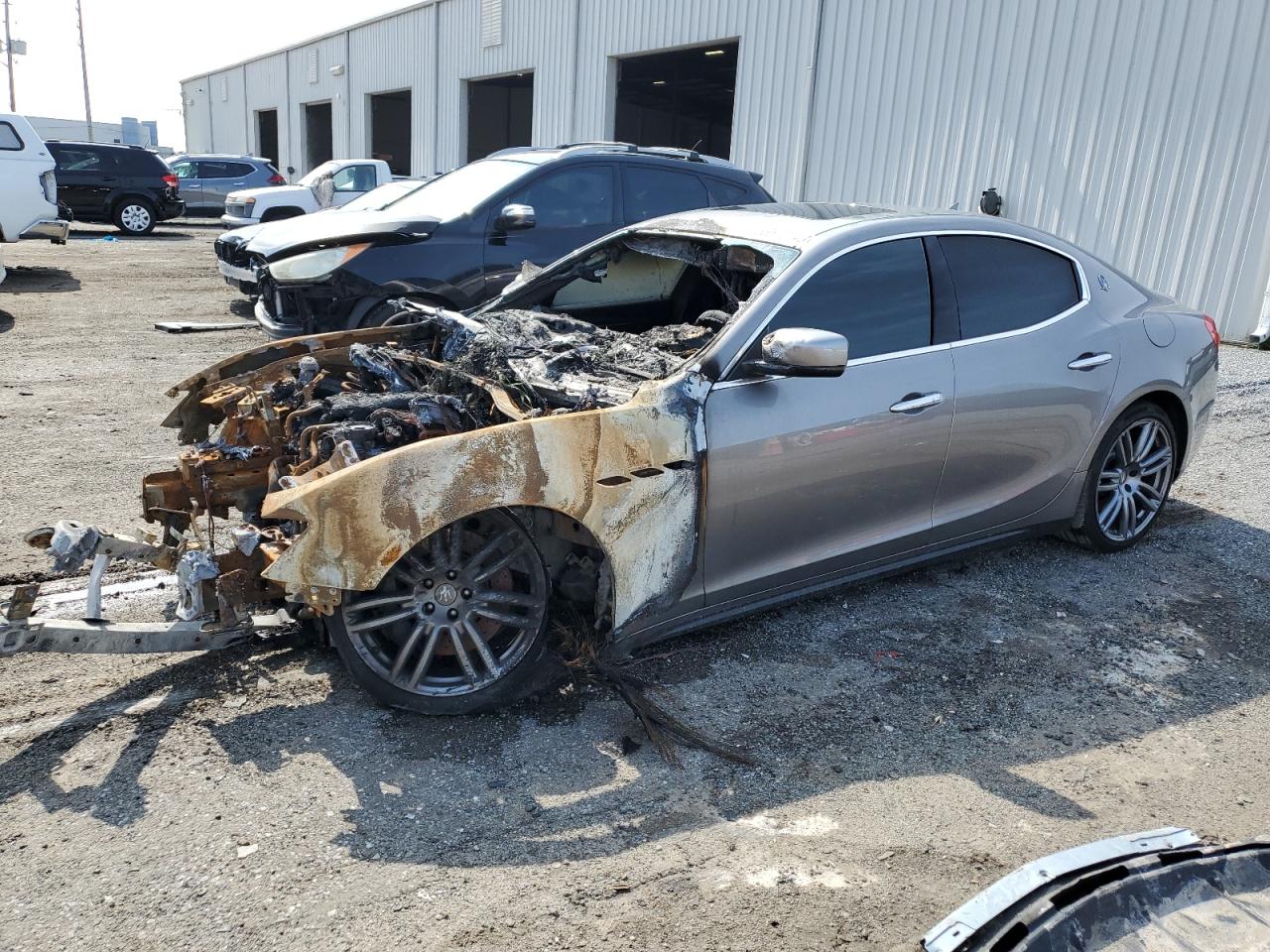 2015 Maserati Ghibli, VIN ZAM57XSA7F1153540 — Пожар в моторном отсеке