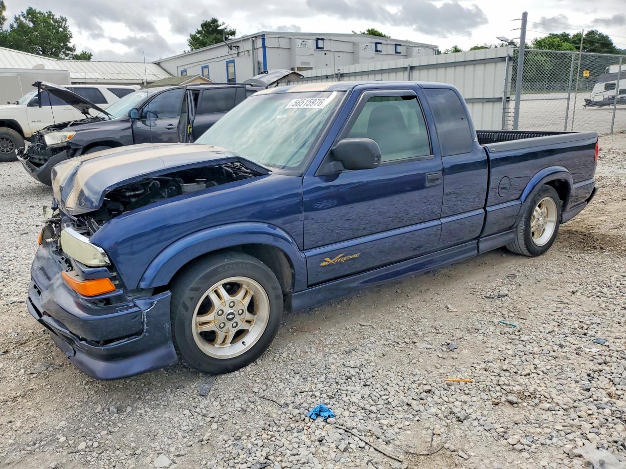 2003 Chevrolet S-10 LS, VIN 1GCCS19X338177287 — Front end