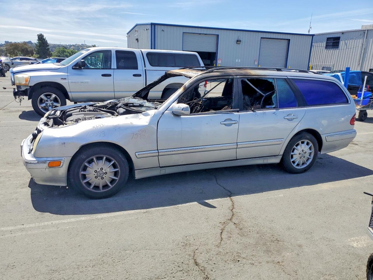 2000 Mercedes-Benz E 320, VIN WDBJH65J2YB117580 — Interior fire