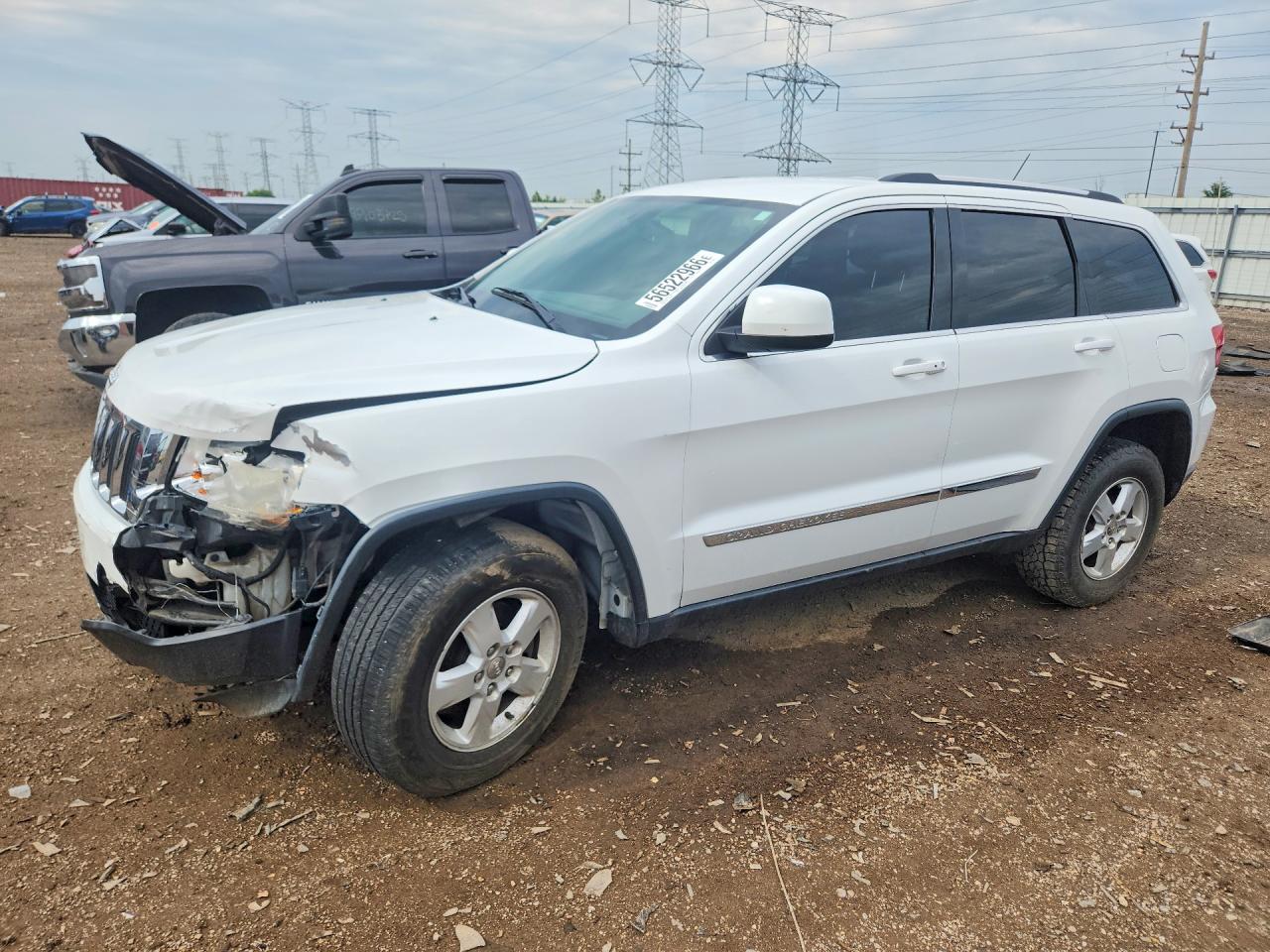2013 Jeep Grand Cherokee Laredo, VIN 1C4RJFAG4DC586998 — Front end