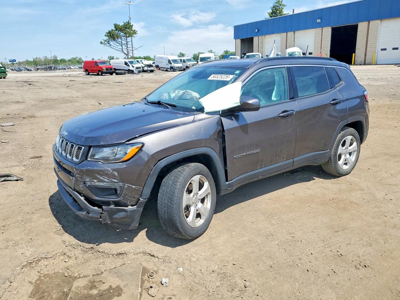 2019 Jeep Compass Latitude, VIN 3C4NJDBB0KT597326 — Бок