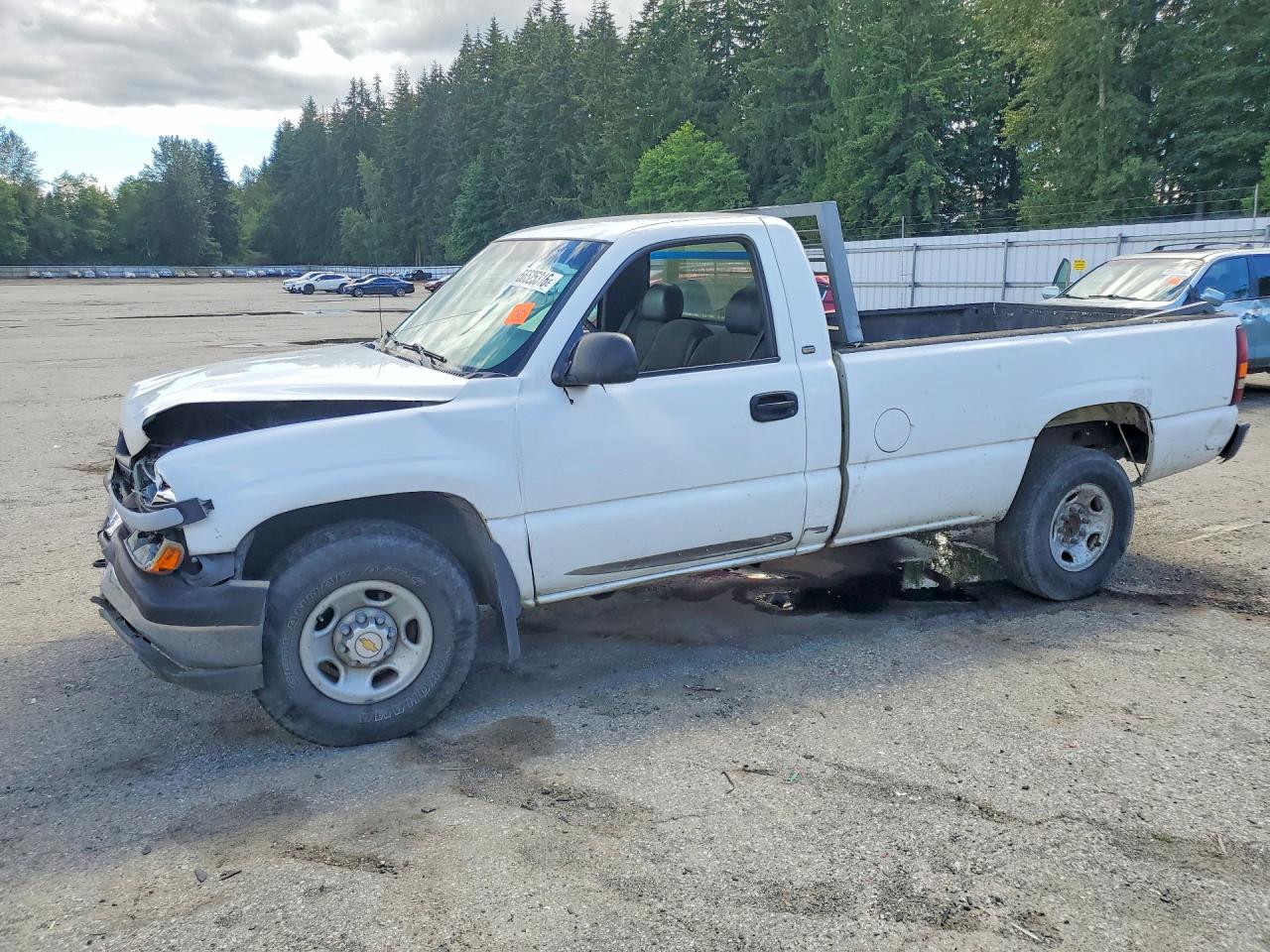 2000 Chevrolet Silverado 2500 LS, VIN 1GCGC24U1YZ258081 — Front end