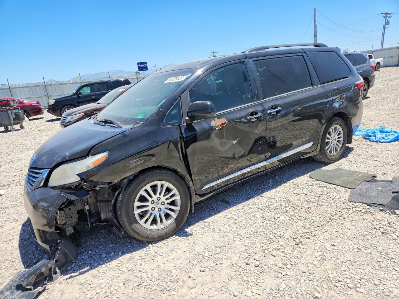 2017 Toyota Sienna XLE Premium, VIN 5TDYZ3DC5HS768192 — Front end