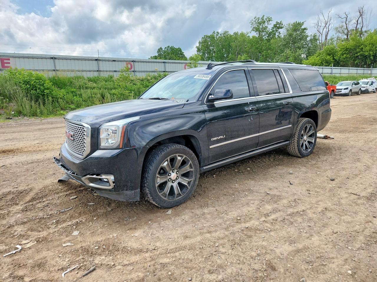 2016 GMC Yukon XL Denali, VIN 1GKS2HKJXGR346462 — Front end