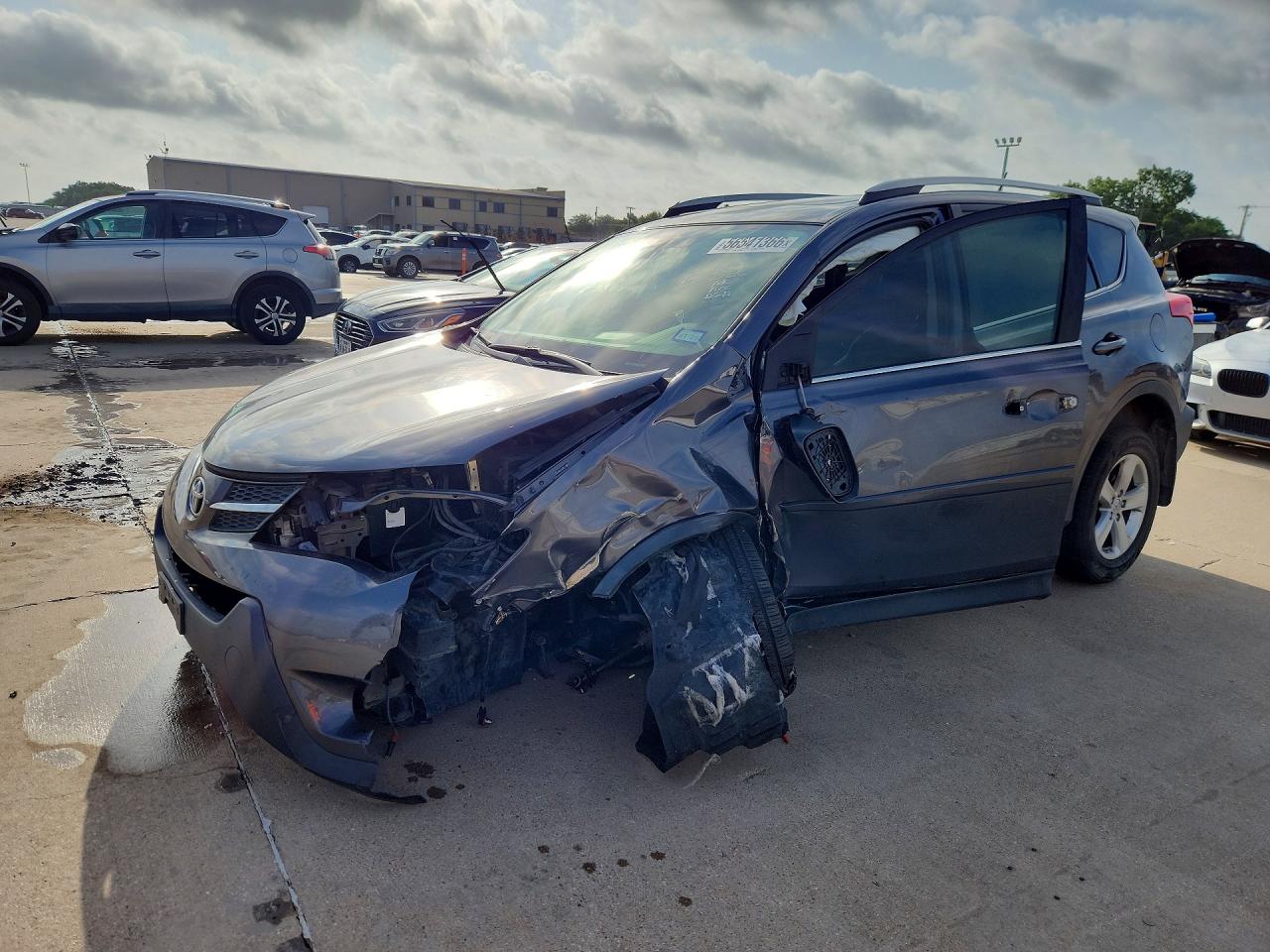 2013 Toyota RAV4 XLE, VIN 2T3WFREV6DW043650 — Front end
