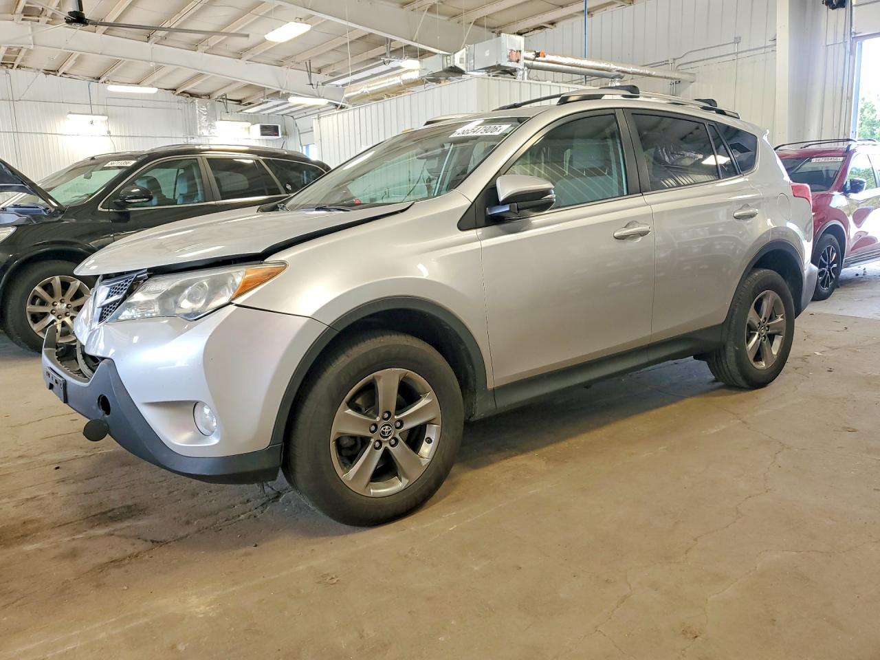 2015 Toyota RAV4 XLE, VIN JTMRFREV4FD163251 — Front end