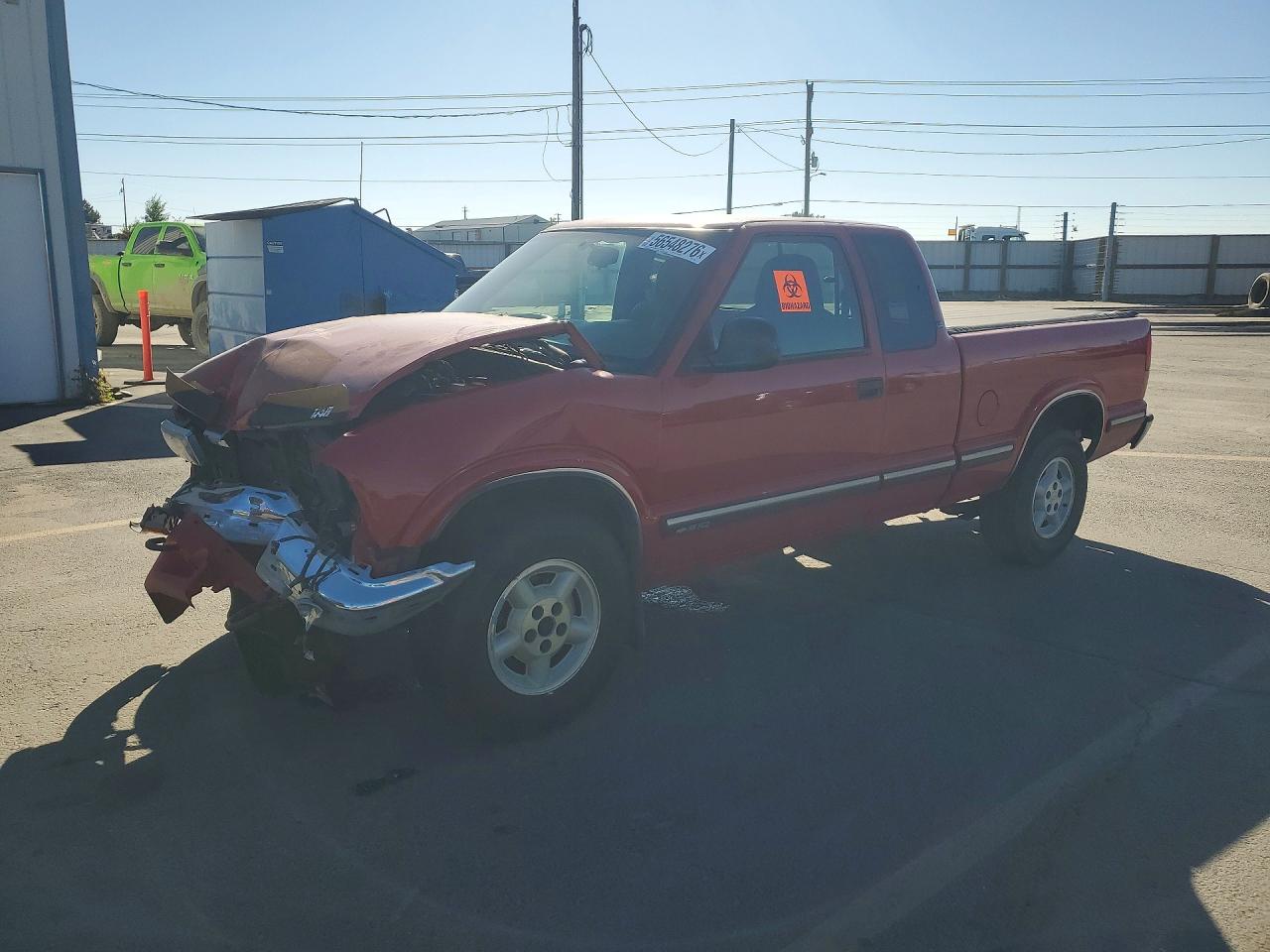 1998 Chevrolet S-10 LS, VIN 1GCDT19X8WK153057 — Front end