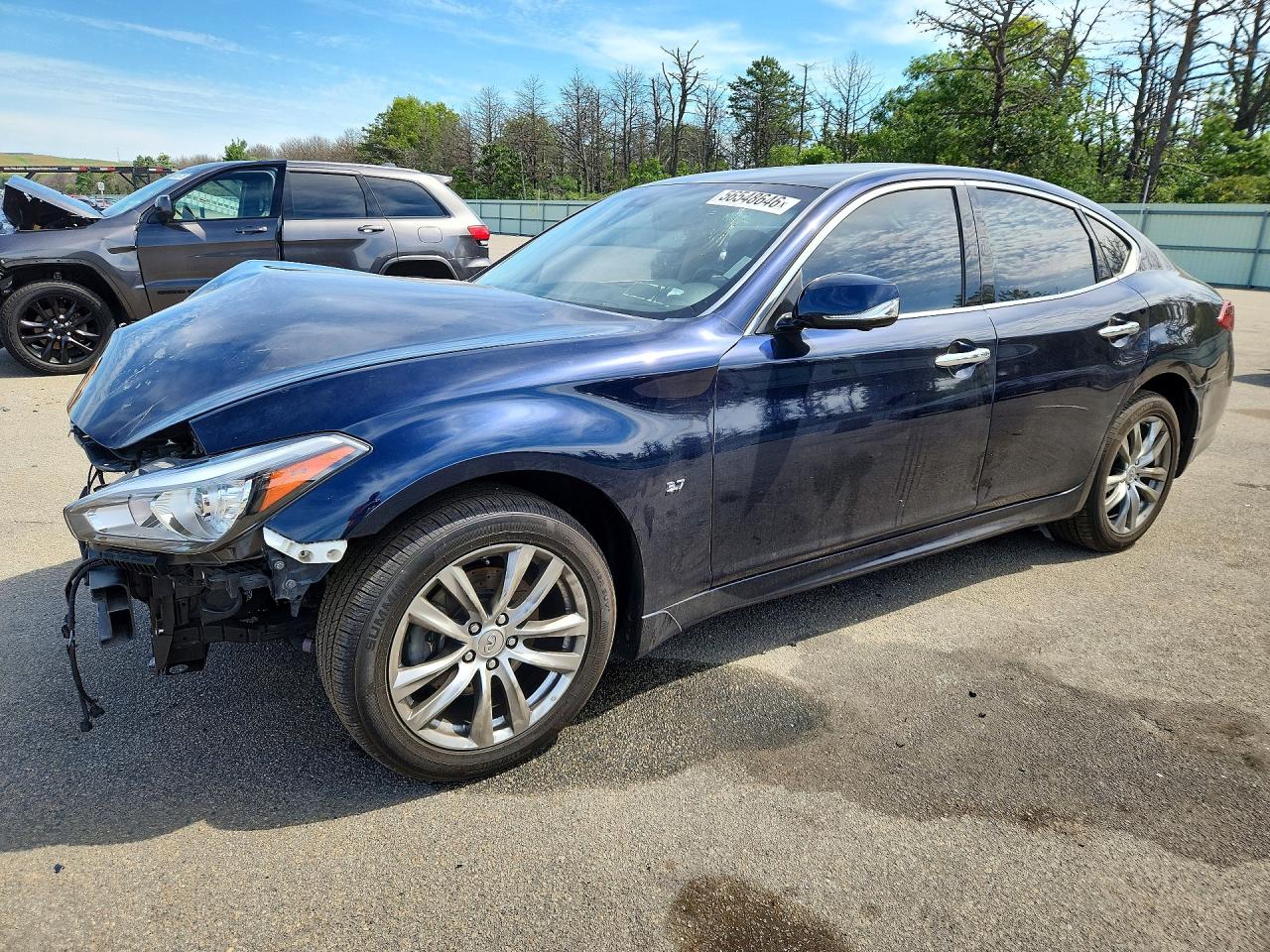 2019 Infiniti Q70 Luxe, VIN JN1BY1AR8KM586000 — Front end