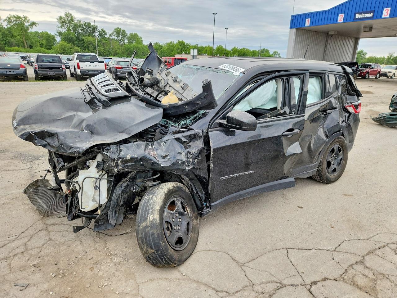 2019 Jeep Compass Sport, VIN 3C4NJCAB9KT844368 — Перед