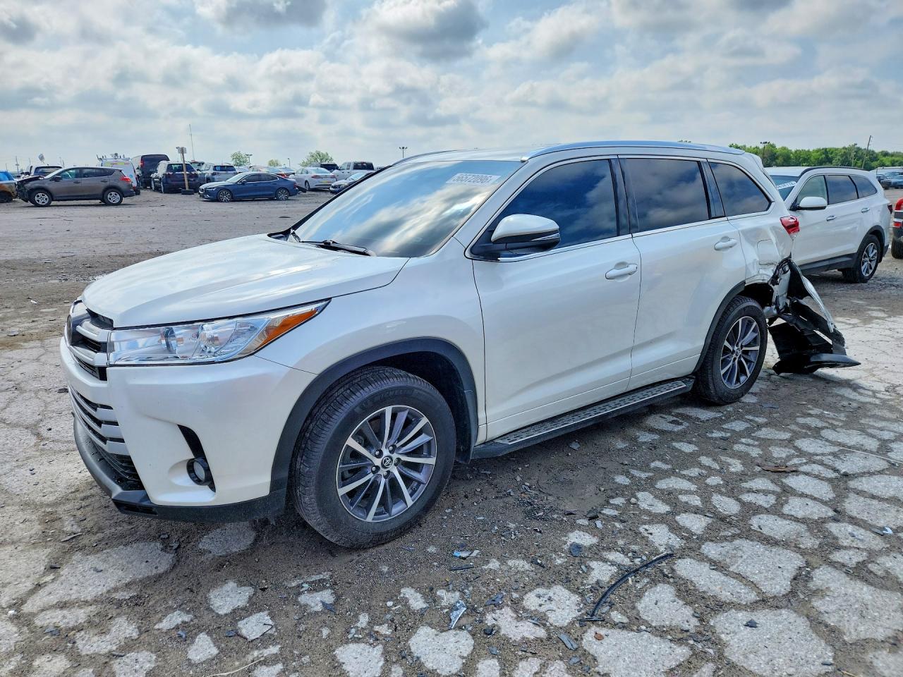 2018 Toyota Highlander XLE, VIN 5TDJZRFH2JS543117 — Зад