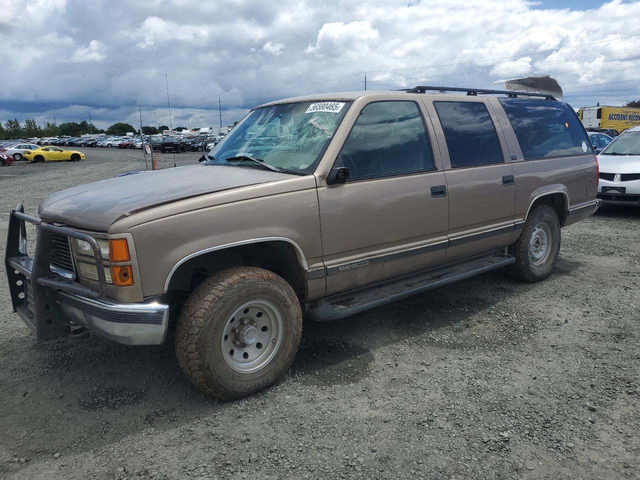 1996 GMC Suburban, VIN 3GKFK16R3TG518236 — Front end