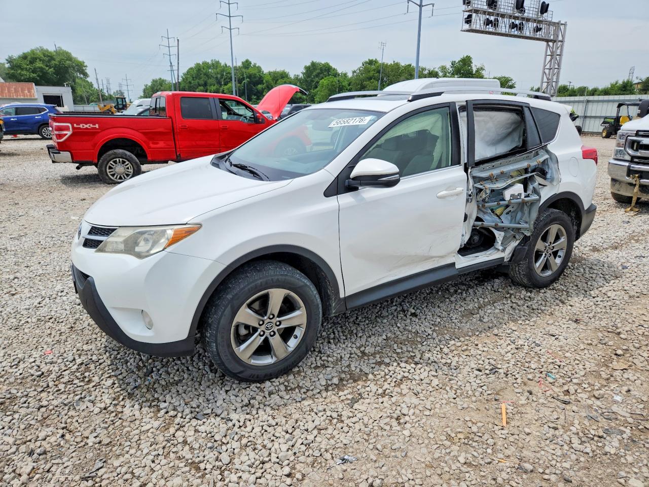 2015 Toyota RAV4 XLE, VIN JTMRFREV0FD154692 — Side