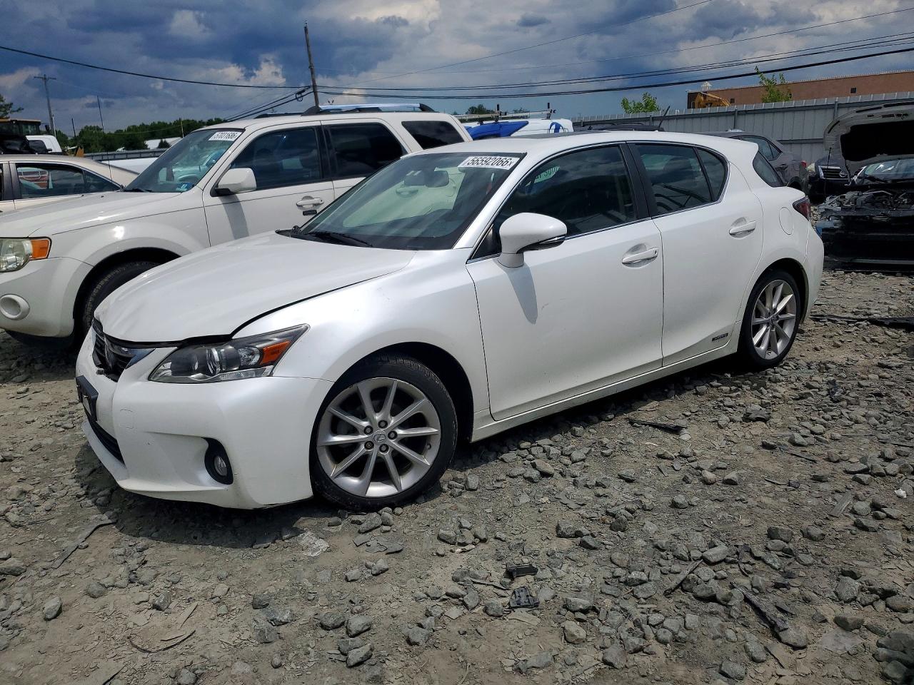 2013 Lexus CT 200h, VIN JTHKD5BHXD2155399 — Front end