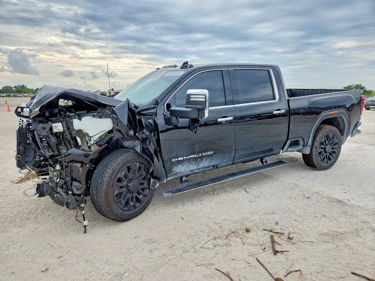 2025 GMC Sierra 2500HD Denali, VIN 1GT4UREY0SF323151 — Перед