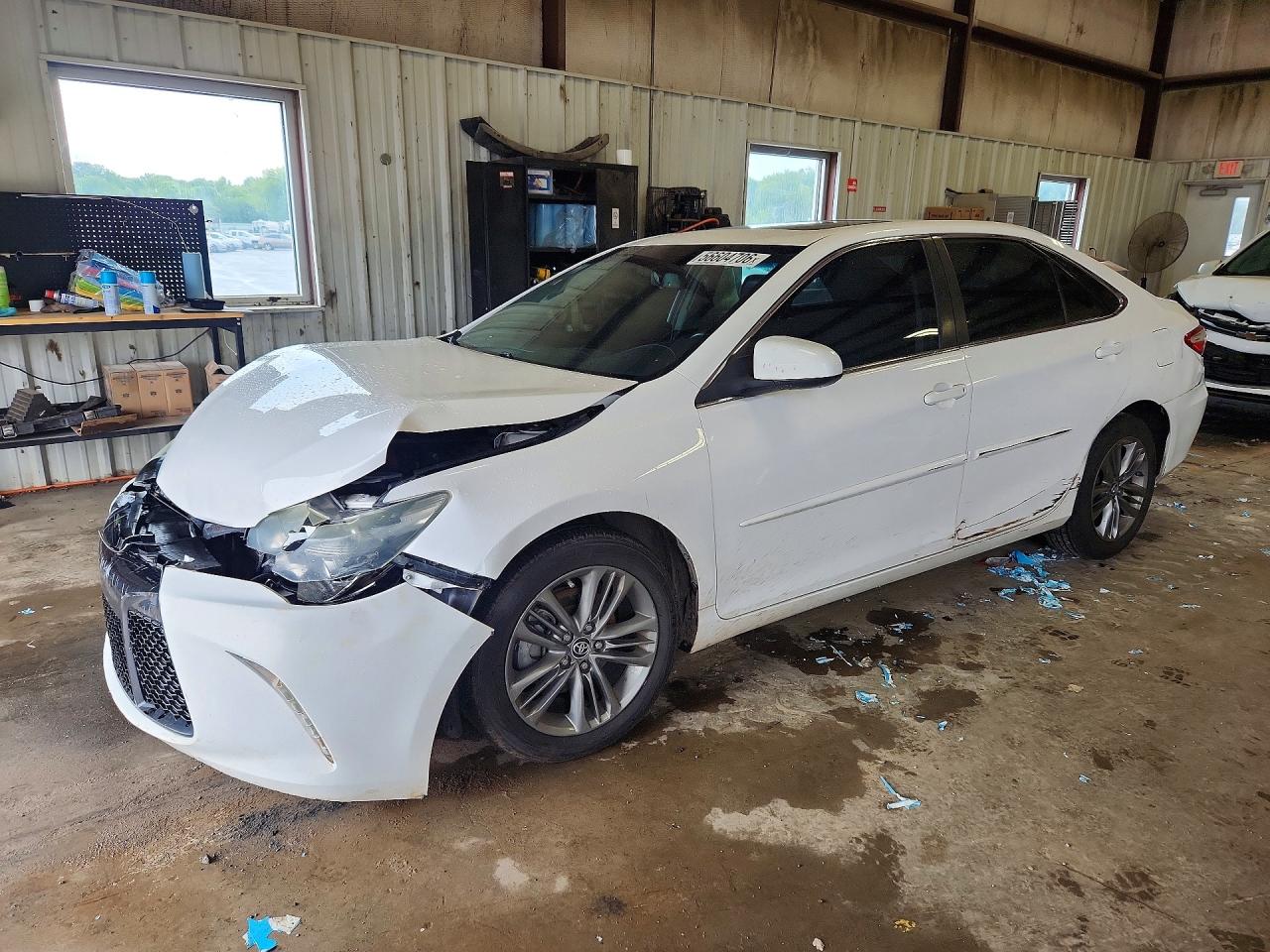 2016 Toyota Camry SE, VIN 4T1BF1FK0GU153370 — Front end