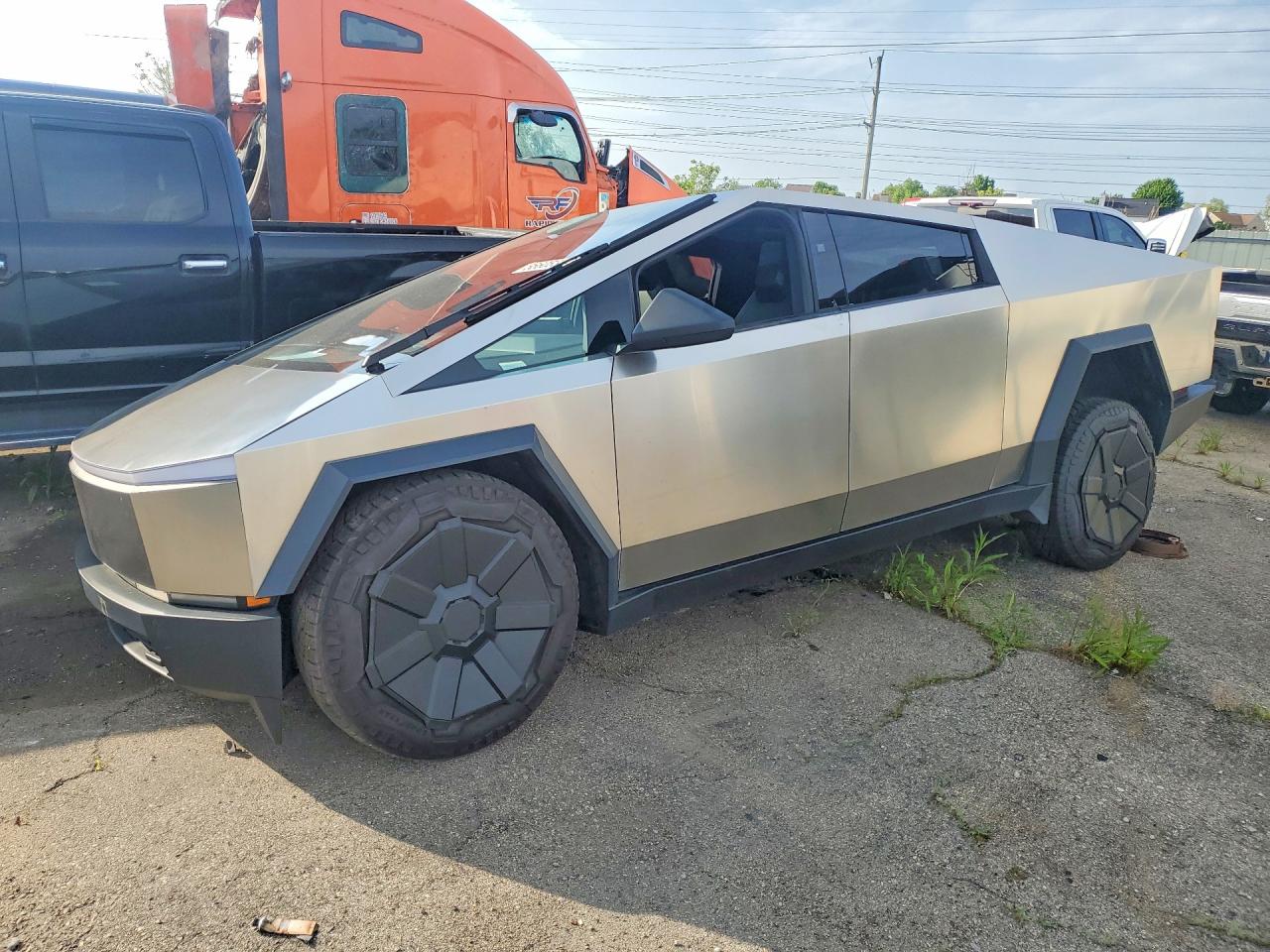 2024 Tesla Cybertruck, VIN 7G2CEHED5RA024179 — Front end