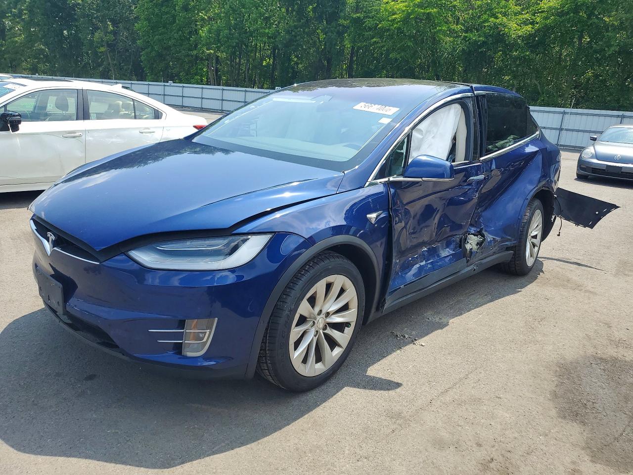 2018 Tesla Model X 75D, VIN 5YJXCAE22JF104143 — Side
