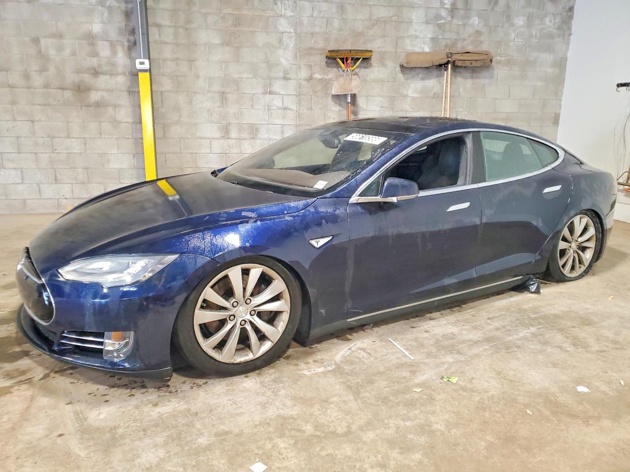 2015 Tesla Model S 85D, VIN 5YJSA1H26FFP74829 — Front end