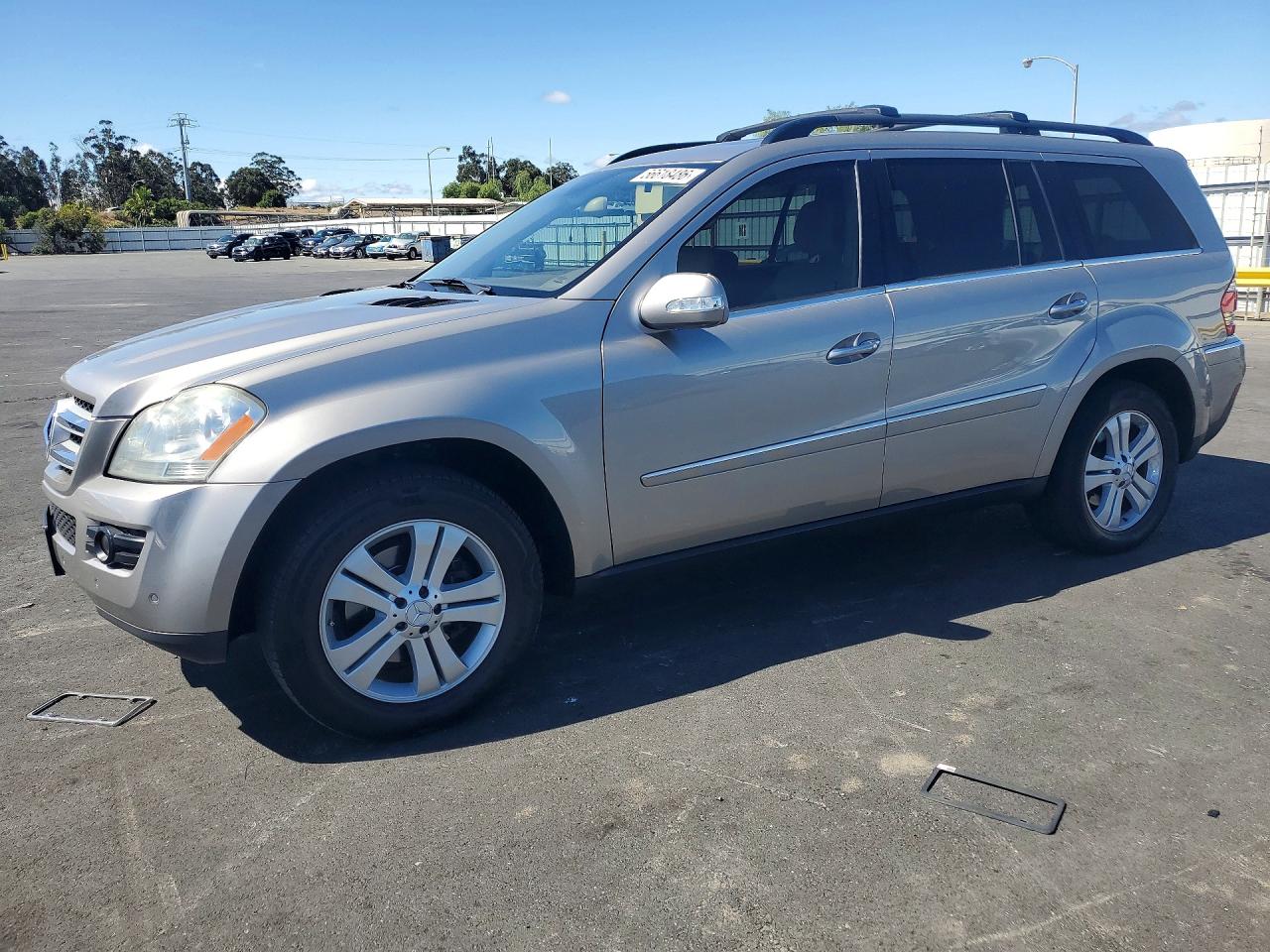 2007 Mercedes-Benz GL 450, VIN 4JGBF71E37A131336 — Side