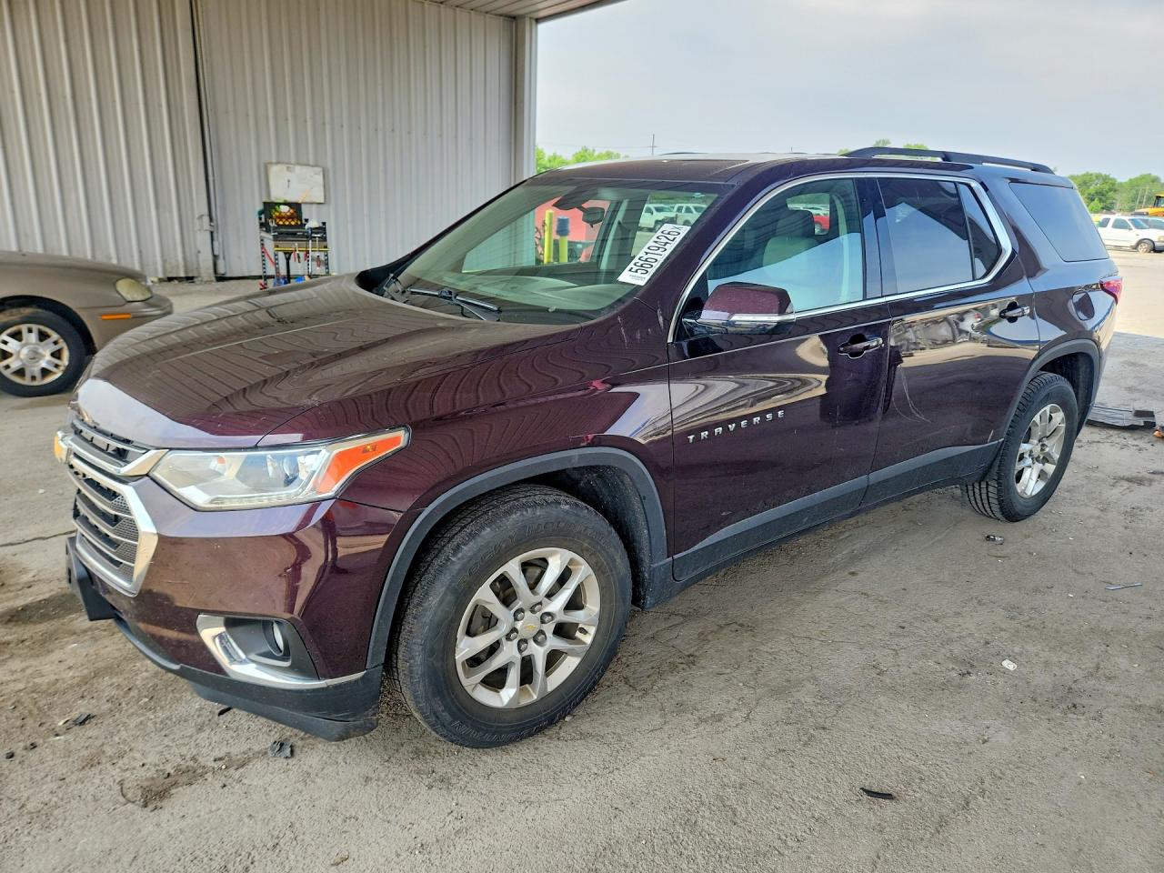2019 Chevrolet Traverse LT, VIN 1GNERHKW1KJ190651 — Front end