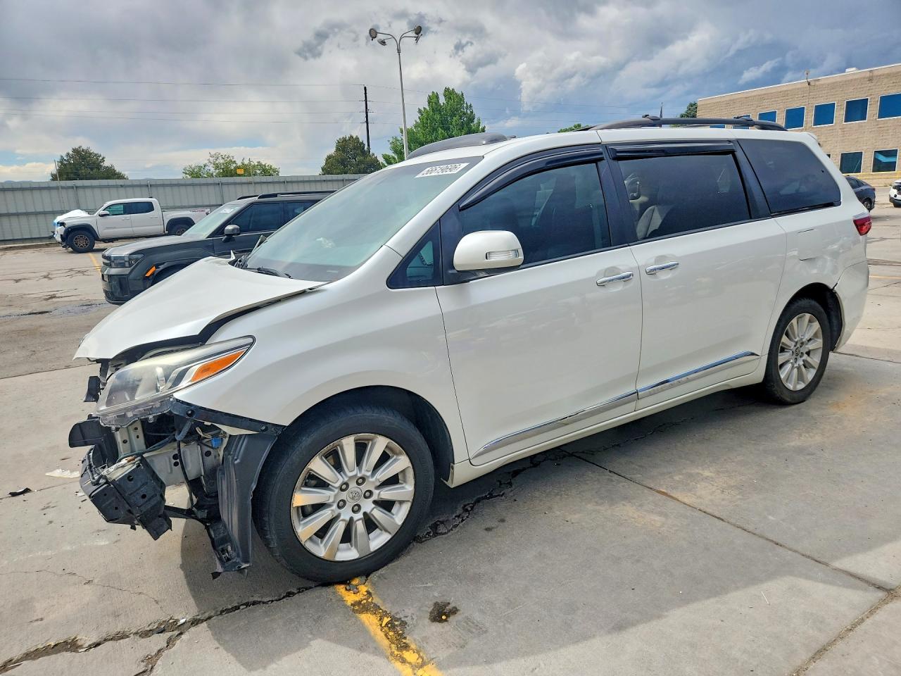 2015 Toyota Sienna XLE, VIN 5TDDK3DC2FS095250 — Front end