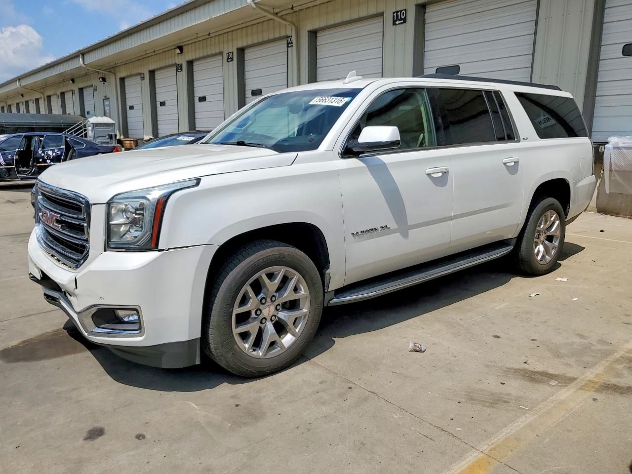 2016 GMC Yukon XL SLT, VIN 1GKS1GKCXGR251835 — Front end