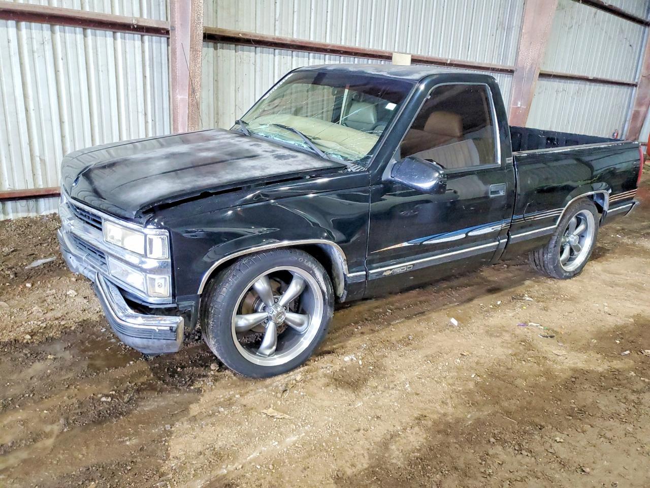 1997 Chevrolet Silverado 1500, VIN 1GCEC14W7VZ153205 — Front end