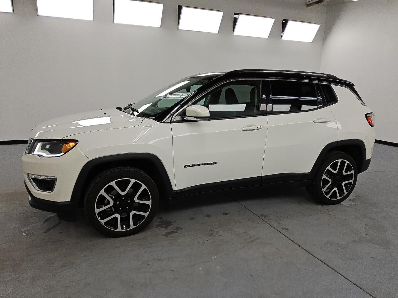 2021 Jeep Compass Limited, VIN 3C4NJDCBXMT596427 — Front end