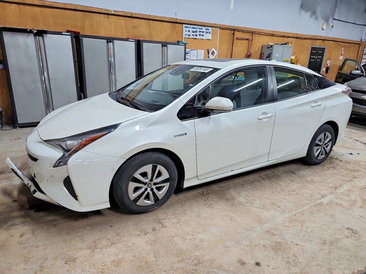 2018 Toyota Prius Three, VIN JTDKARFU4J3058262 — Front end