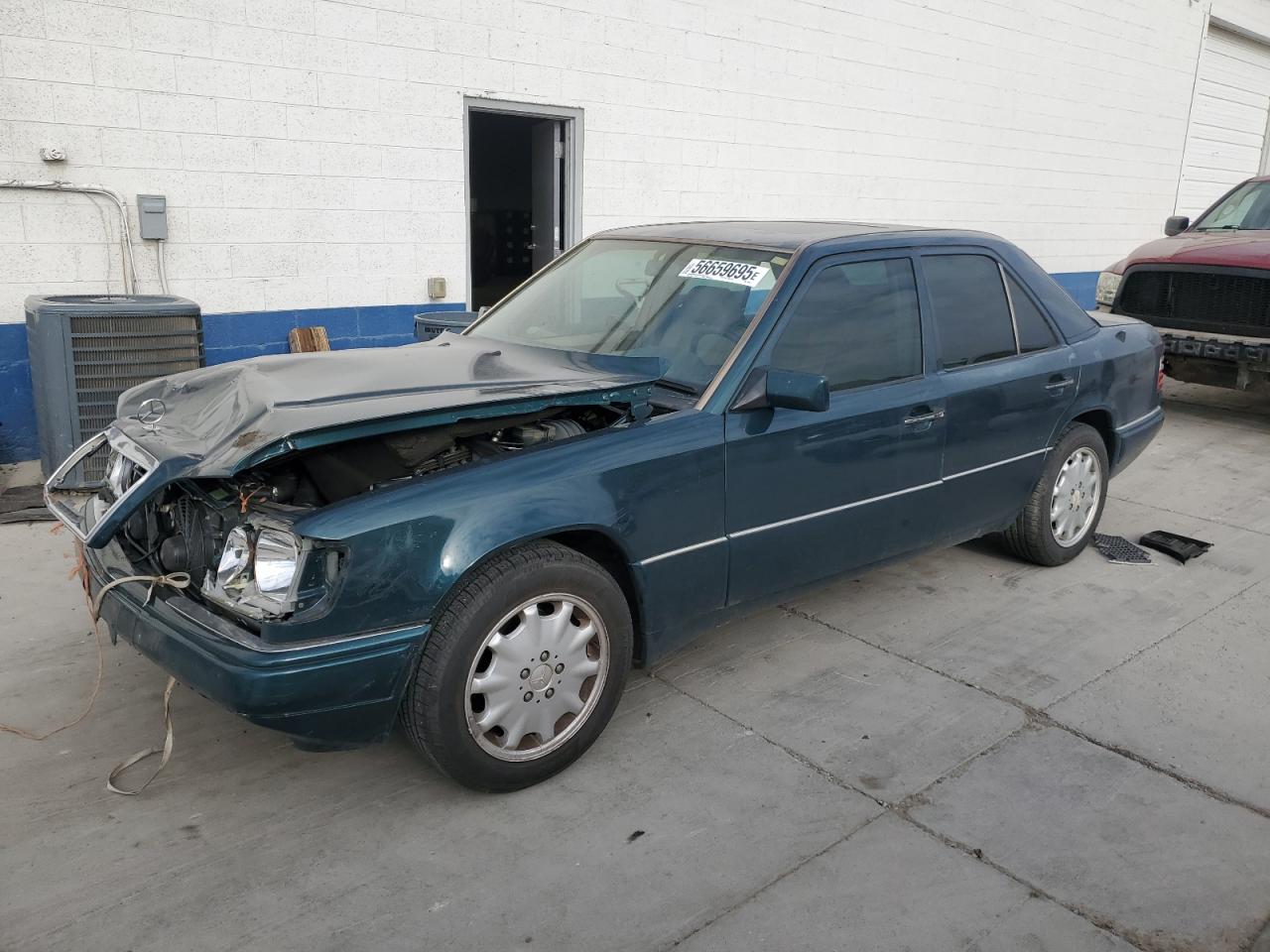 1995 Mercedes-Benz 400 E, VIN WDBEA34E1SC213338 — Front end