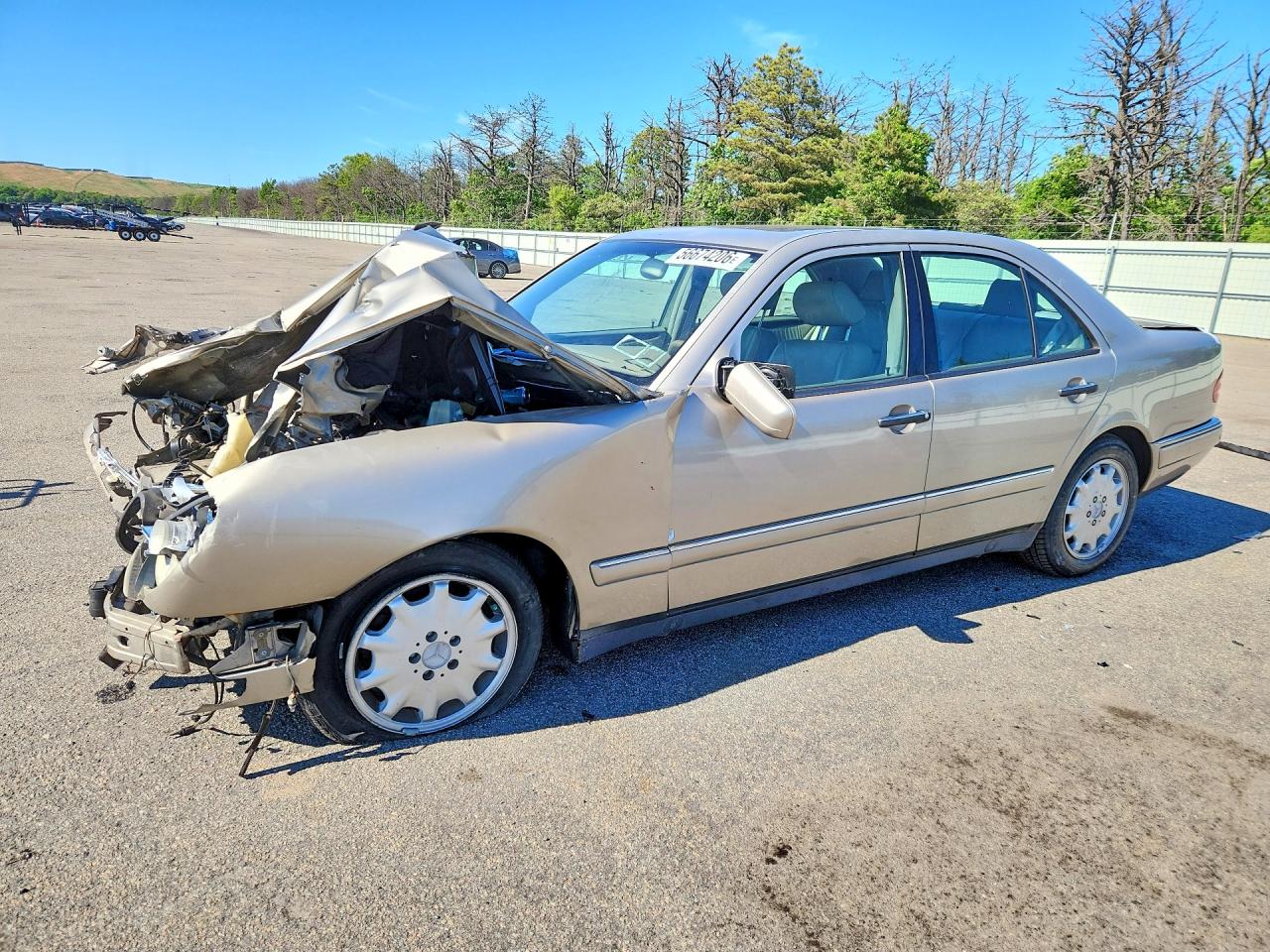 1998 Mercedes-Benz E 320, VIN WDBJF65F7WA609994 — Перед